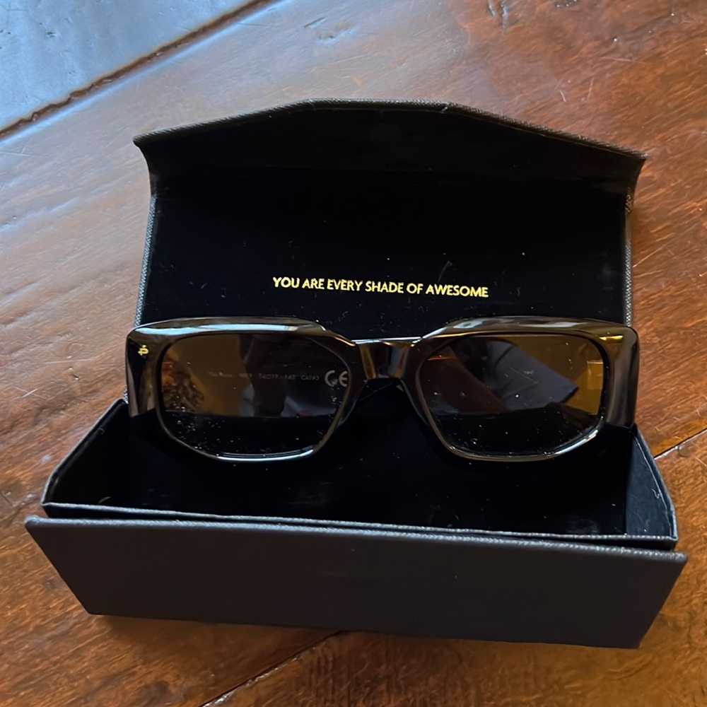 Brand new black square luxury sun glasses